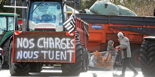 paysan en colère image-d-illustration_4313081_540x270p