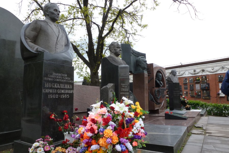 Des tombes dans le cimetière Novodevichy 5777794852_f55fffd6a6_b