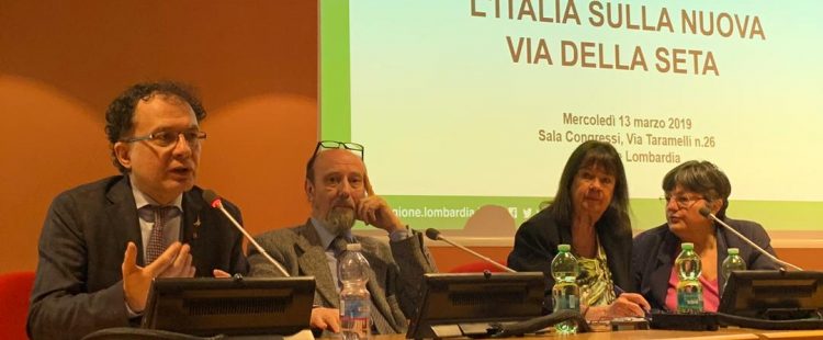 ITALIE Al convegno “l'Italia sulla Nuova Via della Seta” tenuto da Regione Lombardia e MoviSol a Milano il 13 marzo, il sottosegretario Michele Geraci (a sinistra ...convegno-tre-750x310