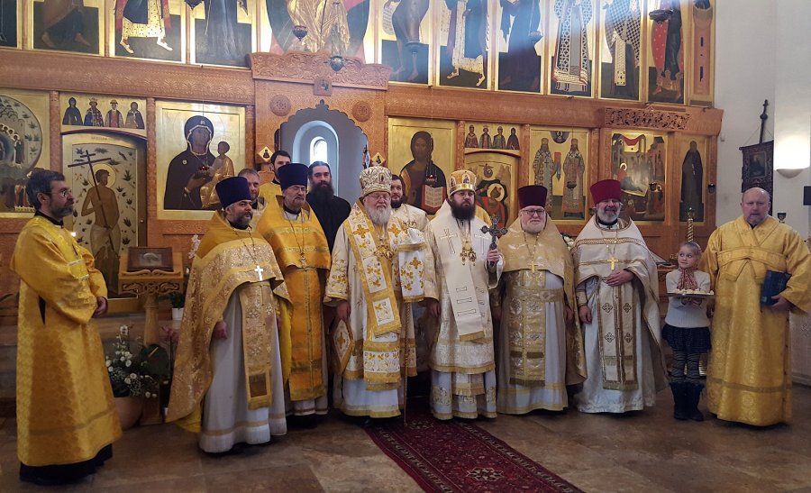 londres Après la Liturgie, à l'église russe de Londres-Chiswick. Le métropolite Hilarion et l'évêque Irénée avec le clergé de Grande-Bretagne réuni pour l'occasion 32194777080_101f417588_h
