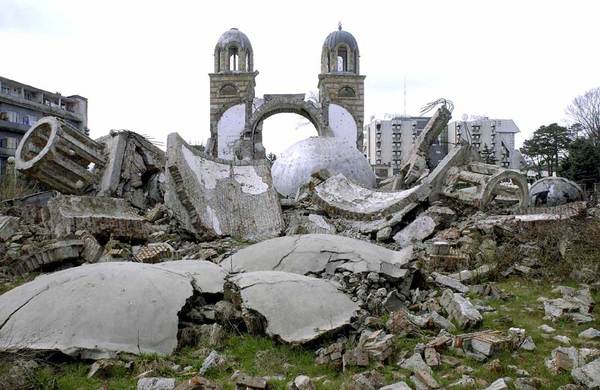 OTAN Les ruines d'une cathédrale orthodoxe serbe à Djakovica (Kosovo), dynamitée en juillet 1999.1477473508233334688