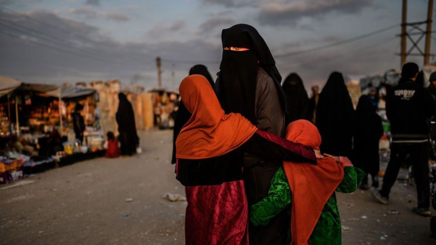 SYRIE photo-prise-le-17-fevrier-2019-montrant-une-femme-dans-le-camp-de-deplaces-d-al-hol-qui-abrite-notamment-des-familles-de-jihadistes-du-groupe-etat-islamique-ei-dans-la-province-syrienne-de-hassake-nord-est_6155936
