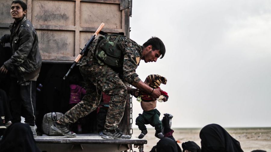 syrie un-combattant-des-forces-democratiques-syriennes-fds-durant-l-evacuation-de-femmes-et-enfants-du-dernier-reduit-du-groupe-etat-islamique-ei-le-26-fevrier-2019-dans-la-province-de-deir-ezzor_6155960
