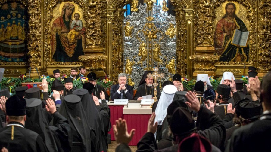 UKRAINE Le-président-Porochenko-au-milieu-des-évêques-de-la-nouvelle-Eglise-orthodoxe-ukrainienne-unifiée-www.president.gov_.ua-2