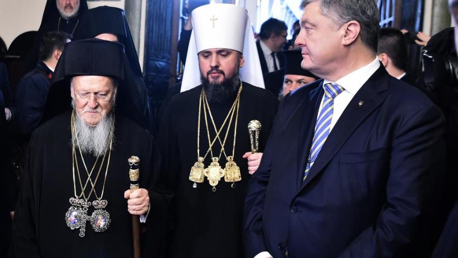 UKRAINE Le président ukrainien Poroshenko (d), le patriarche Bartholomée Ier (g) et Mgr Epiphane, à la tête de l'Eglise orthodoxe d'Ukraine000_1bz6sh_0