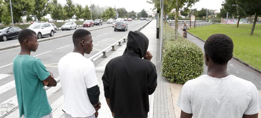 Sub-Saharan migrants wait at Spanish border to reach France