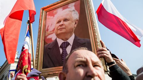 POLOGNE des-polonais-brandissent-la-photo-de-l-ancien-president-lech-kaczynski-a-varsovie-le-10-avril-2015-lors-d-une-ceremonie-5-ans-apres-le-crash-de-l-avion-presidentiel-a-smolensk_5318291