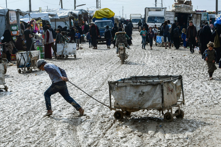 SYRIE Un enfant tire une charrette dans le camp de déplacés Al-Hol dans la province 4a6dbe0033f0f8986d720c5b4b799eeb8e52e42b_1_728_486