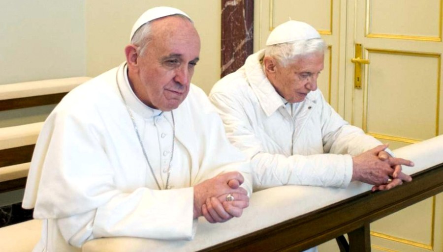 vatican rencontre-entre-pape-francois-et-son-predecesseur-benoit-xvi_1124774_920x612p-1