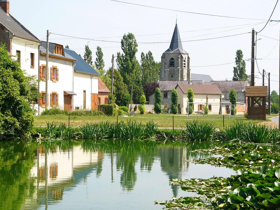village 1200px-Lavacquerie_mare_&amp;_église