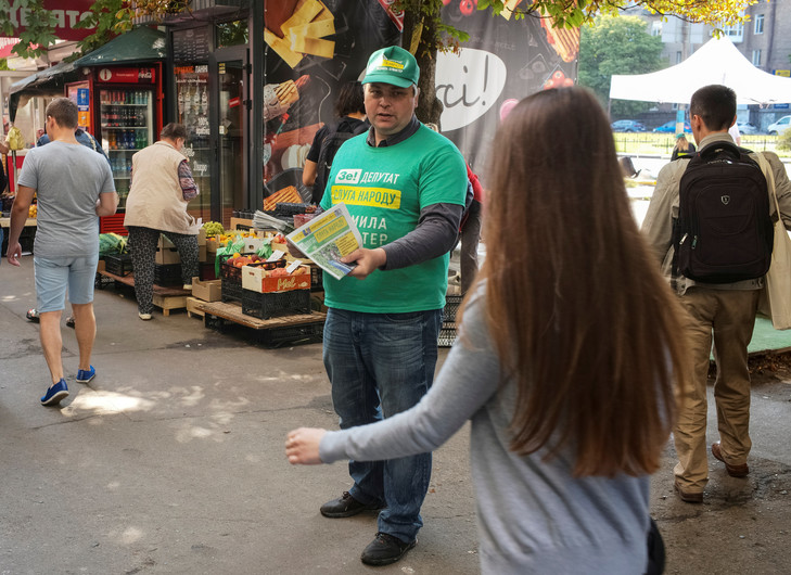 UKRAINE militant-distribue-tracts-soutien-parti-Serviteur-peuple-president-ukrainien-Kiev-18-juillet_1_729_530