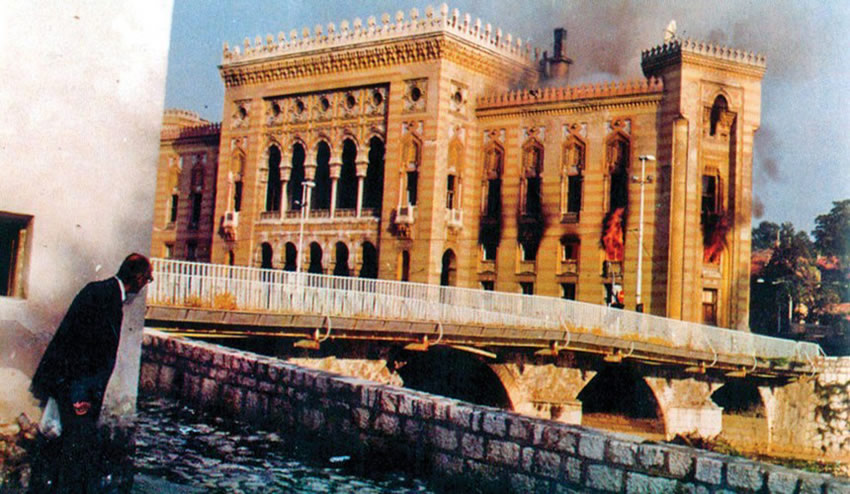 YOUGOSLAVIE 06.04.1992 BOMBARDEMENT sarajevo-bibliotheque