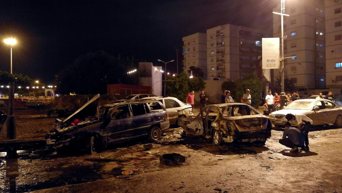 LIBYE La voiture a explosé près de l'hôtel Tibesti, sur une avenue commerciale où la vie nocturne est d'habitude animée au cours du mois sacré de jeûne musulman du ramadan. © reuters