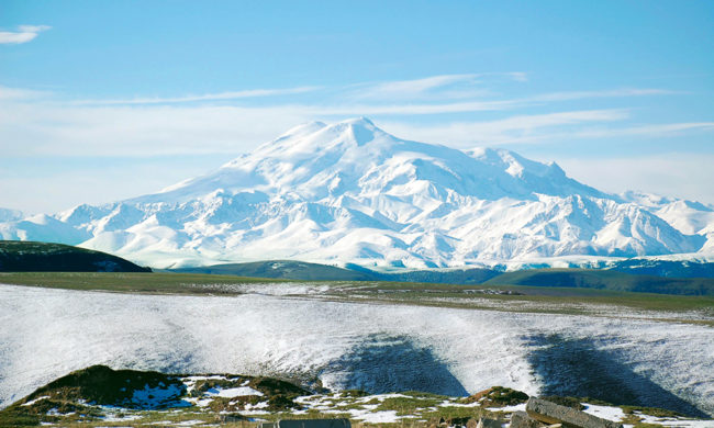 Mount_Elbrusrwaethgf Les épaules enneigées du Mont Elbrouz. Ce volcan inactif mesure 5642 mètres.