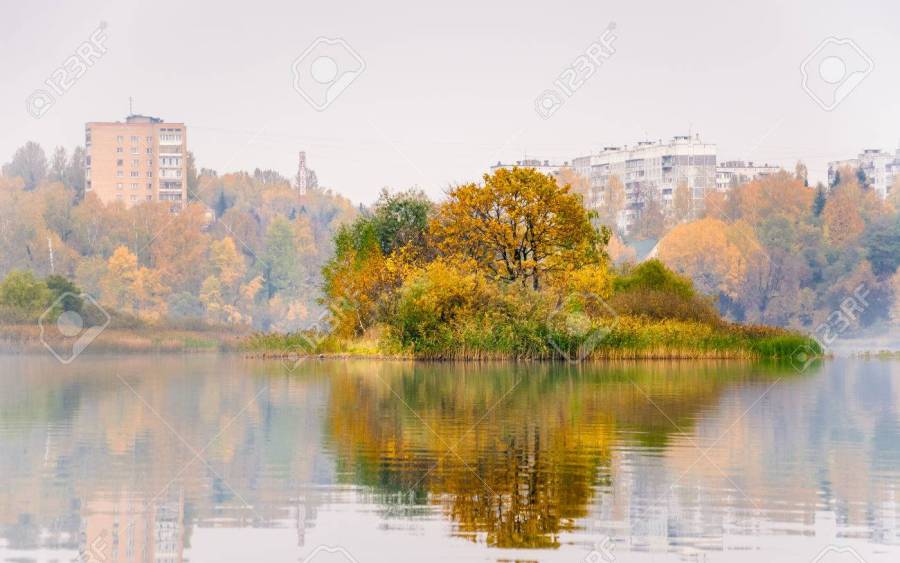 RUSSIE 66219691-le-brouillard-sur-le-lac-senezh-à-solnechnogorsk-tombe-par-temps-calme-les-vues-de-l-île-aux-frambois