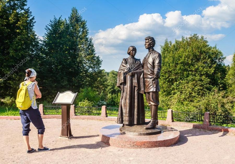 RUSSIE District de Solnetchnogorsk. Région de Moscou ...depositphotos_127992488-stock-photo-monument-to-alexander-blok-and