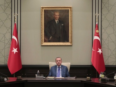 TURQUIE Sous le portrait du fondateur de la Turquie moderne, le laïque Mustafa Kemal Atatürk, Recep Tayyip Erdoğan essaye de poursuivre le relèvement de la Turquie.Voltairenet-org_-_1_1_-379-ce3a3