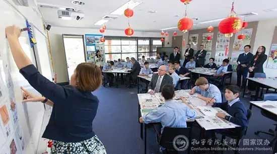 AUSTRALIE Le gouverneur David Hurley assiste à un cours de chinois dans la Classe Confucius de King’s School. 082e5f06094a1866fe611b