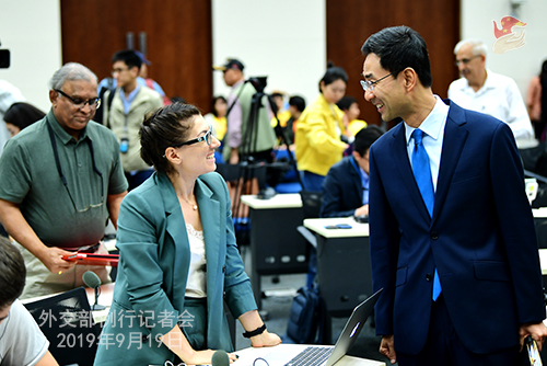 CHINE 13 Conférence de presse du 19 septembre 2019 tenue par le porte-parole du Ministère des Affaires étrangères Geng Shuang W020190923389884559911