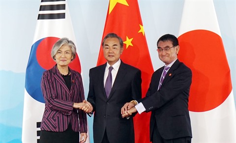 Le Premier ministre Li Keqiang (centre), la ministre des Affaires étrangères de la République de Corée, Kang Kyung-wha, et le ministre japonais des Affaires étrangères, Taro Kono, le 21 août. Photo- YONHAP-VNQ-CVN