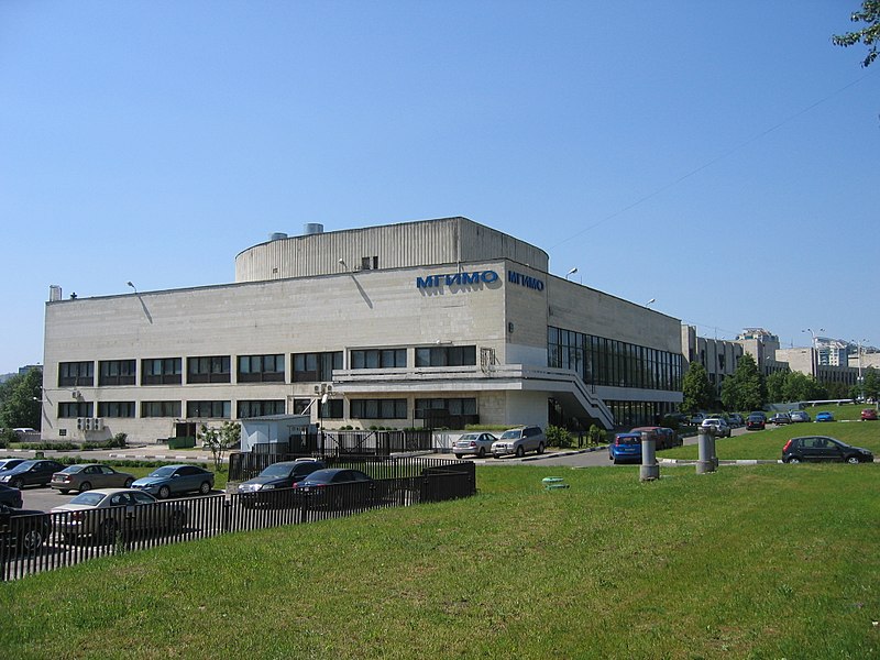 MGIMO, de l'Académie diplomatique et des Cours supérieurs de langues étrangères.