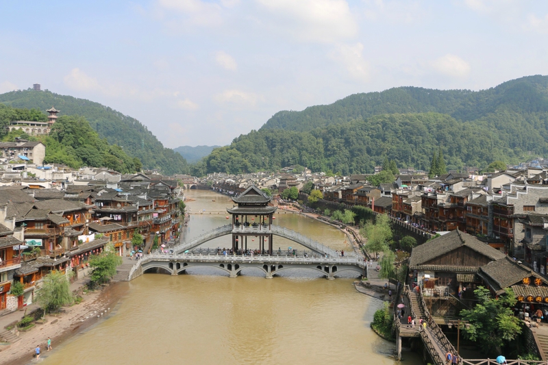 Situé à l'ouest de la province du Hunan, Fenghuang est un petit village pittoresque où y réside en grande majorité la minorité ethnique des Miao 苗族. Il est traversé par la rivière Tuojianghe 沱江和 112584168