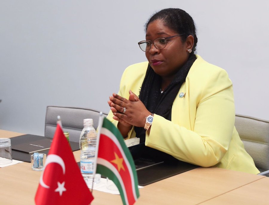 surinam la Ministre des Affaires étrangères du Suriname Yildiz Deborah Pollack-Beighle DEY34E8XsAMhzC5