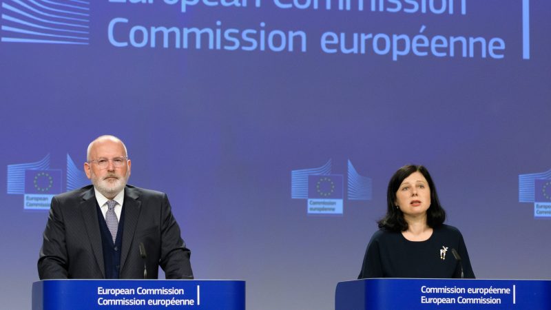 UE Frans Timmermans et Vera Jourova sont sous enquête en Roumanie. [Europe by Satellite]Timmermans-Jourova-800x450