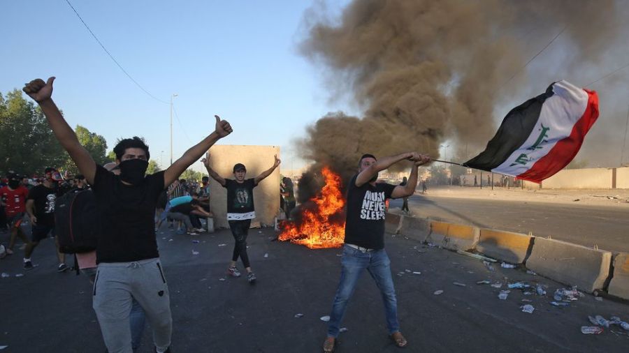 des-irakiens-manifestent-contre-le-pouvoir-a-bagdad-le-4-octobre-2019_6218842