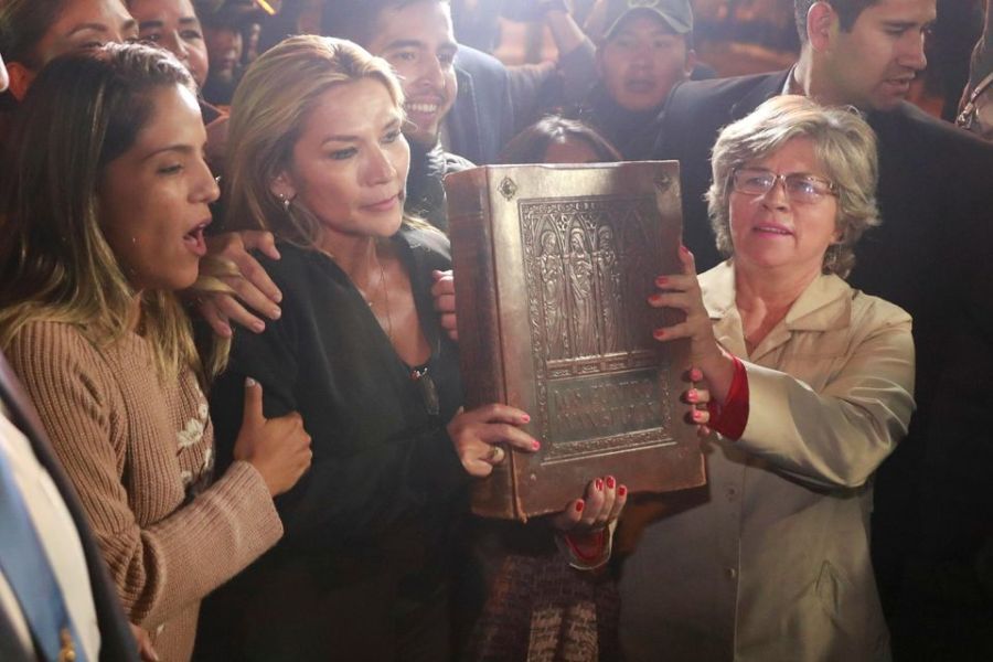 BOLIVIE 1269925-bolivian-senator-jeanine-anez-declares-herself-as-interim-president-of-bolivia-at-the-presidential-p