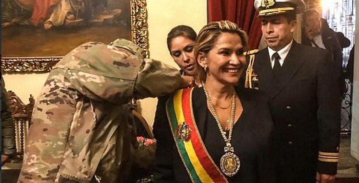 Bolivie La Présidente par intérim Jeanine Áñez a nommé un cabinet entièrement nouveau et nettement marqué à droite Anez-Receives-Presidential-Sash-c2844-2fd6e