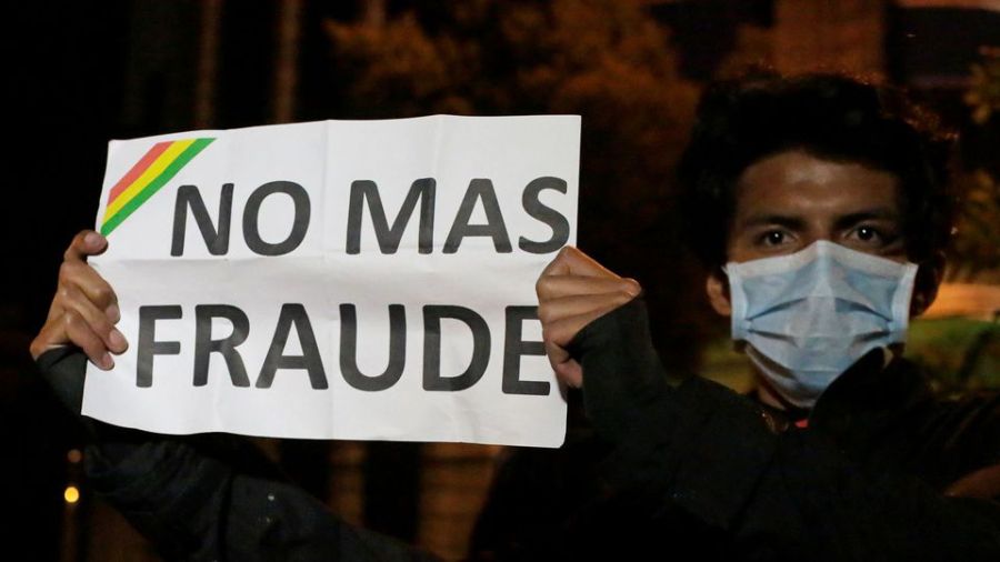 un-manifestant-tenant-une-pancarte-plus-de-fraude-pendant-une-manifestation-a-la-paz-en-bolivie-le-22-octobre-2019_6224706