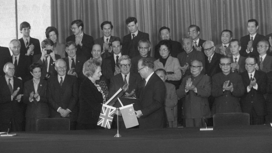 la-premiere-ministre-britannique-margaret-thatcher-et-son-homologue-chinois-zhao-ziyang-d-signent-la-declaration-conjointe-sur-hong-kong-le-19-decembre-1984-a-pekin_6195764