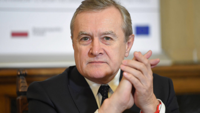 POLOGNE Piotr Gliński 4Vmk9kpTURBXy9hMTJmODFkZDdiNTBiNDQ3ZjU1YjI3ODcyMTI1YzA2Ny5qcGeSlQMAzK7NFcDNDDyTBc0DFM0BvIGhMAE