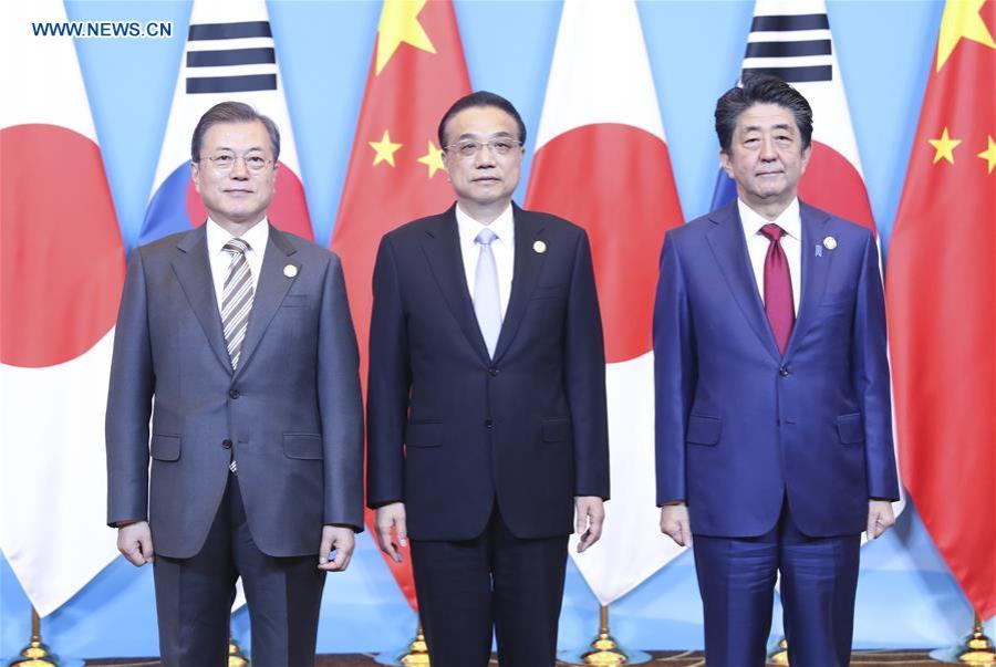 le Premier ministre chinois Li Keqiang, le président de la République de Corée Moon Jae-in et le Premier ministre japonais Shinzo Abe138655353_15772392285551n