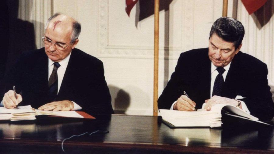 8 décembre 1987, Mikhaïl Gorbatchev et Ronald Reagan signaient le traité qui allait éliminer du territoire européen l’ensemble des missiles nucléaires américains et soviétiques B9720433786Z.1_20190801184512_000+G38E668K0.1-0