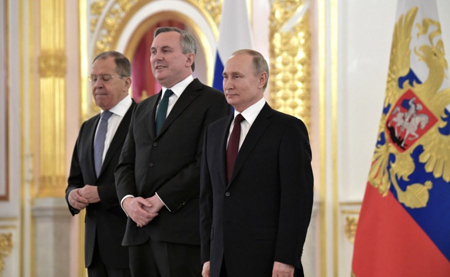 Brian McElduff (Ireland) presents his letter of credence to Vladimir Putin. N 9 UGJp9usSuyQzC47l3XICsR9X38ktiPct