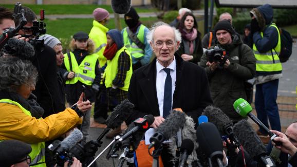 Le père de Julian Assange, John Shipton, lors de l'ouverture du procès de son fils, lundi 24 février 2020 devant le tribunal de Woolwich (Royaume-Uni). (DANIEL LEAL-OLIVAS AFP)21022767