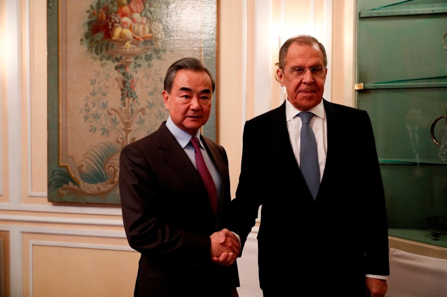 Wang Yi, Ministre des Affaires étrangères de la Chine, en marge de la 56e Conférence de Munich AVEC LAVROV 222