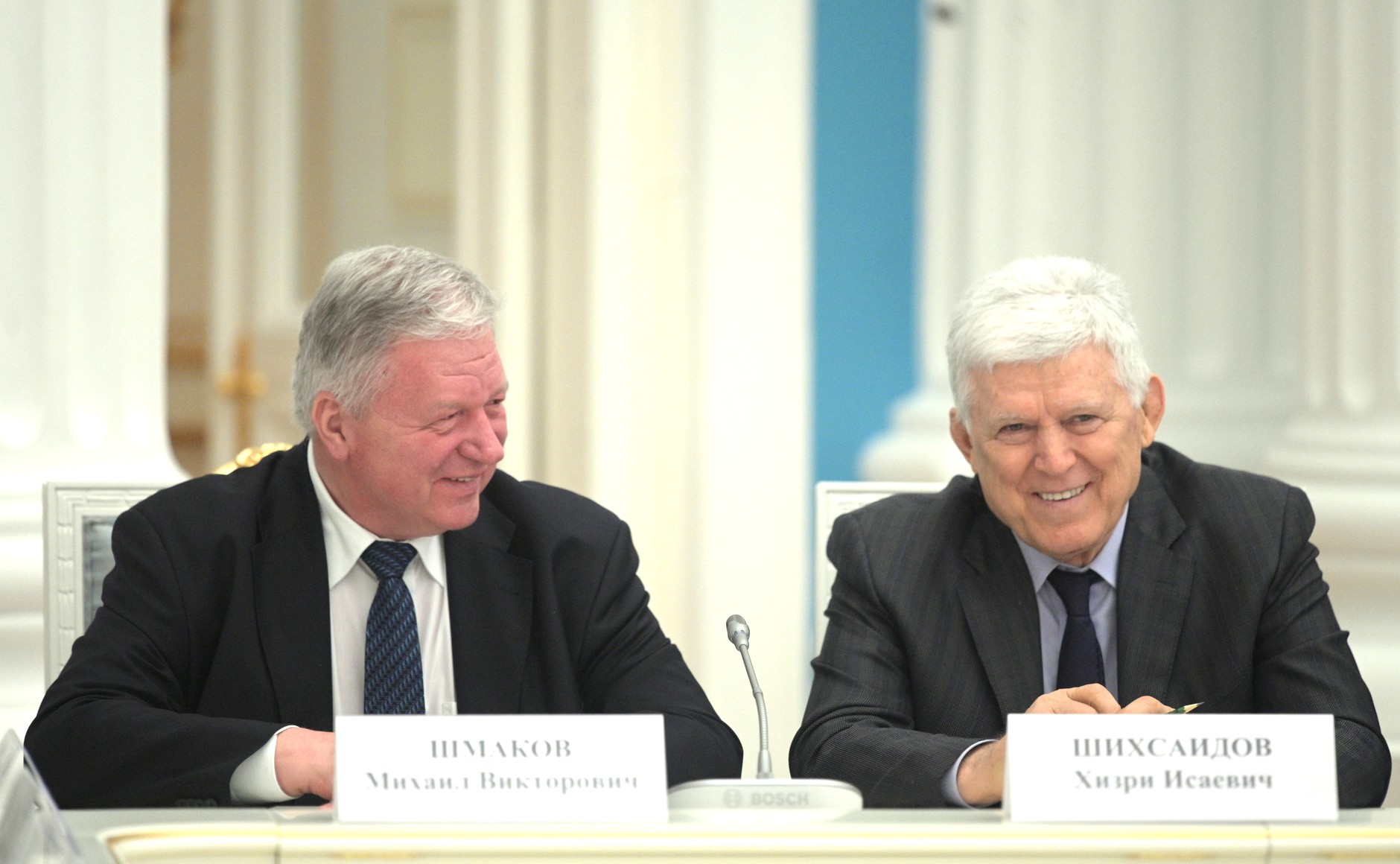 Avant d'entamer une réunion avec un groupe de travail pour préparer des propositions d'amendement de la Constitution. 2 SUR 5 ZLZNKcnA2iPV4cIw7rS4OACmV8fgKcxT