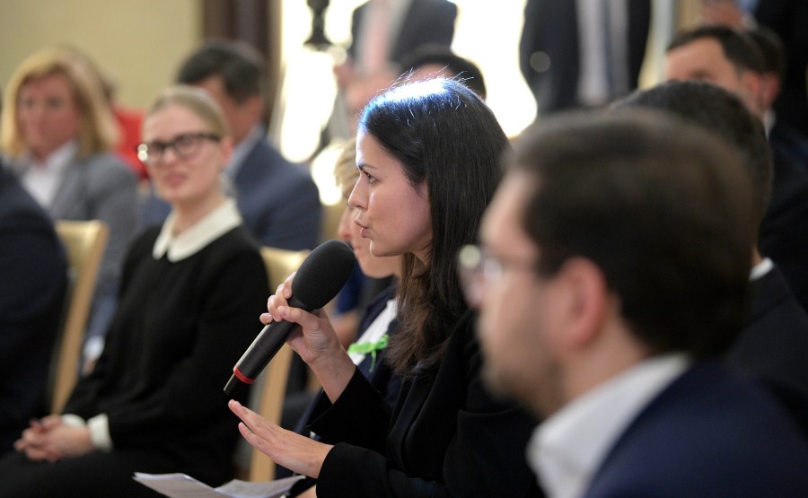 KREMLIN PH 4 SUR 8 At a meeting with representatives of the business community. 1P4aYOMITTFQucmsn0Cr5Q9PIAezTAs3