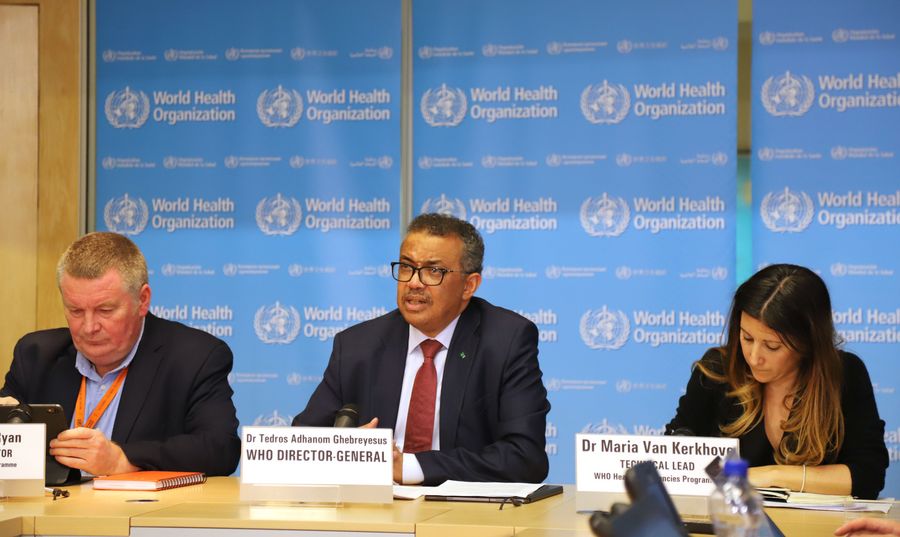 Le directeur général de l'OMS, Tedros Adhanom Ghebreyesus (au centre), s'exprime lors d'un point de presse à Genève, en Suisse, le 6 mars 2020. (Xinhua Chen Junxia)138855018_15836482188961n