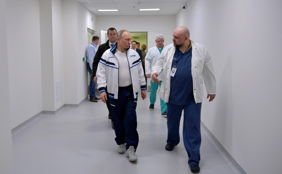 RUSSIE PH 3 SUR 12 Lors d'une visite dans un hôpital de la ville de Kommunarka près de Moscou Avec le médecin-chef de l'hôpital clinique municipal no 40 Denis Protsenko. SOBzkYHanfrvVQZb0eed5GtMHdA0IALG