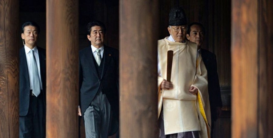 131226-japon-shinzo-abe-yasukuni-e1396362431310