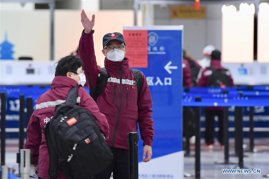 5 avril (Xinhua) -- Une équipe composée de douze experts médicaux a quitté dimanche matin Fuzhou, dans la province du Fujian (est de la Chine), pour les Philippines, 138949604_15860950845361n