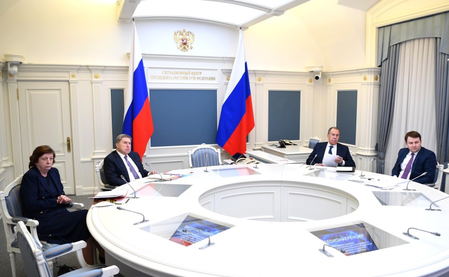 KREMLIN PH 4 SUR 4- Chef de la direction présidentielle des affaires juridiques de l'État Larisa Brychyova, aide au prés Yury Ushakov, ministre Sergueï Lavrov, aide du président Maxim O Zm7exX5jbHnPfVBsPE6xABzfV1cQOBA4