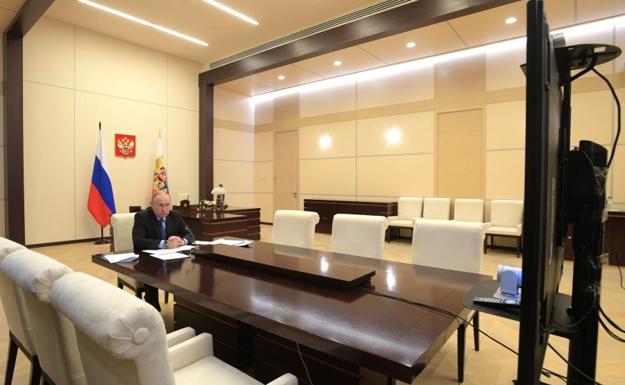 KREMLIN Réunion de la Commission PH 2 SUR 4 de coopération technologique militaire avec les États étrangers par vidéoconférence. klLKY0IBNQVBAis6AilAQUOYHl36ccWu