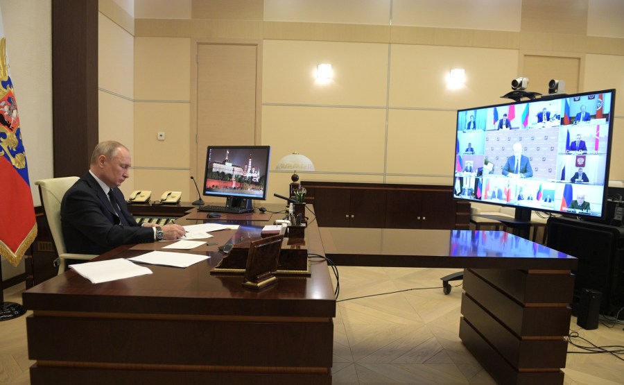 RUSSIE PH 2 SUR 10 Lors de la réunion avec les chefs régionaux sur la lutte contre la propagation du coronavirus en Russie. AjDAzA9R1AKfJHuQYgk0e31UDI3FF4YZ