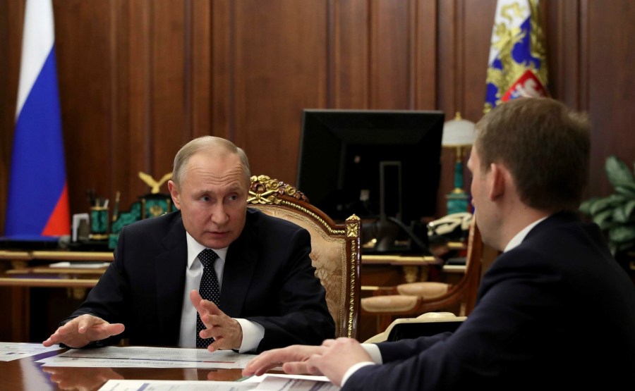 RUSSIE PH 3 SUR 4 LE 08.04.2020 Avec le ministre du Développement de l'Extrême-Orient russe et de l'Arctique, Alexander Kozlov. ljlBtkmGqxlrz7DzLnm9G57Ae05wAn9R