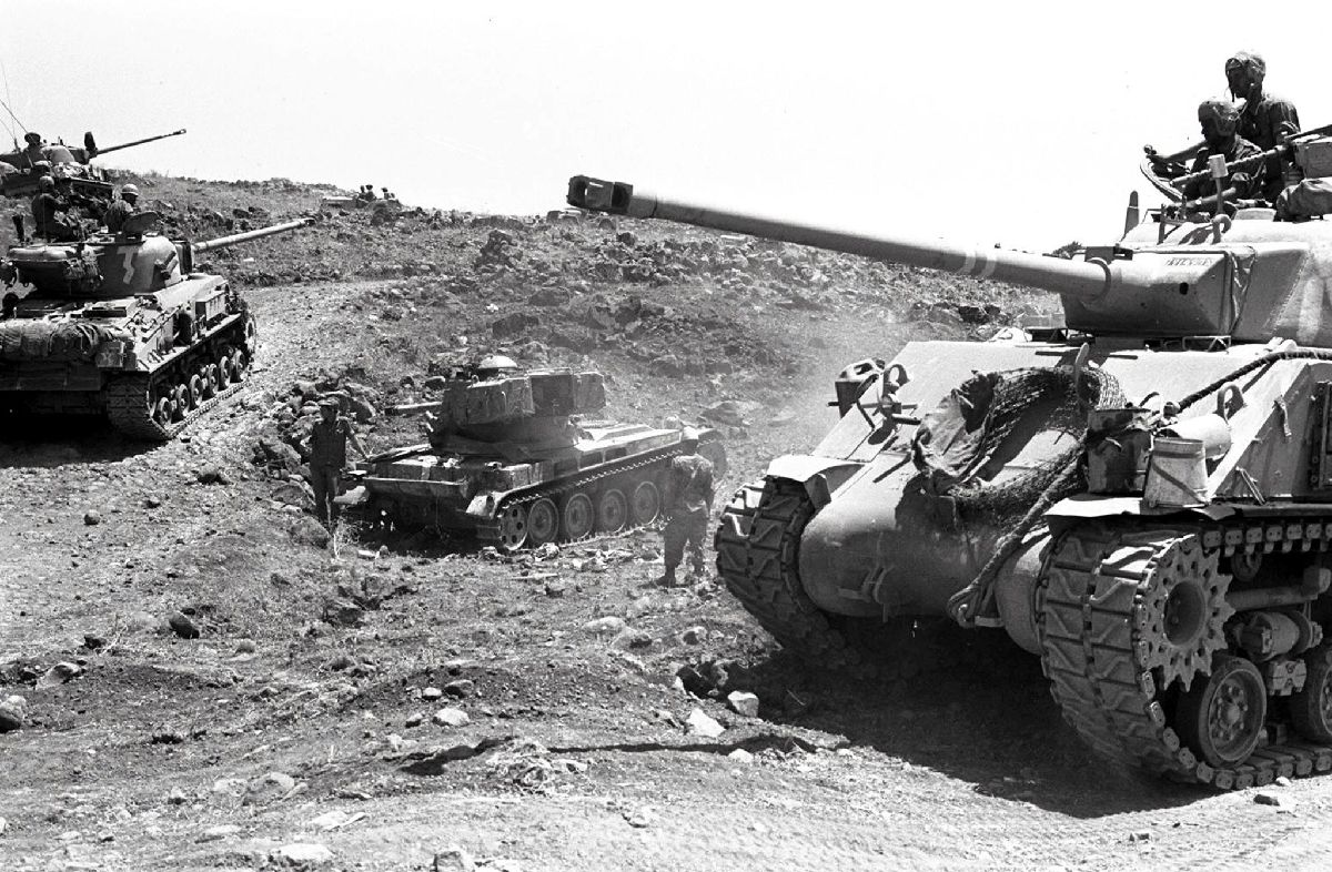 Une photographie fournie par le service de presse de l'armée israélienne, montrant des tanks avançant sur un terrain accidenté du plateau du Golan, le 10 juin 1967image
